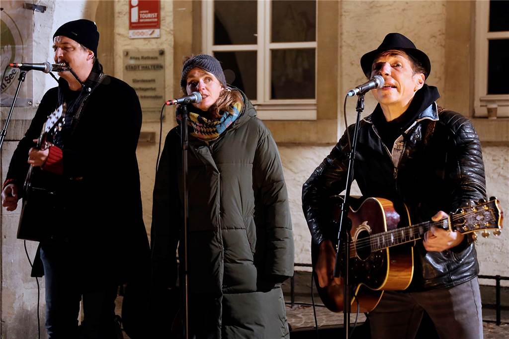 Halterner Schüler: „Gegen das Vergessen gibt es kein Medikament“ Musiker von Motel sorgten für den musikalischen Rahmen.
