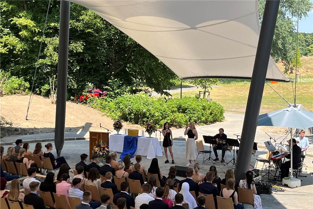Petrinum Dorsten feierte Abitur: Sechs Schüler bestehen mit einer 1,0 Zwei Sängerinnen singen im Amphitheater in Dorsten.