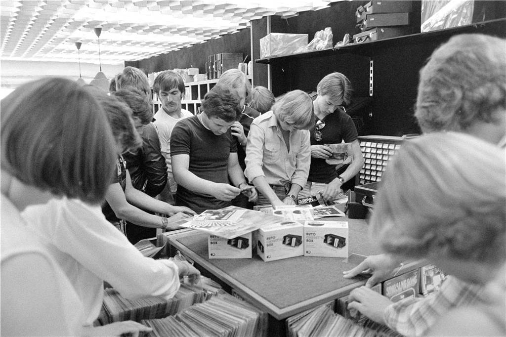Bauverein renoviert Lippezentrum: Wiedersehen mit legendärem Laden Musikkassetten waren 1980 auch beliebt, wie dieses Foto aus dem Rainbow in Lünen vom August 1980 zeigt. Erst die CDs verdrängten die Platten aber.