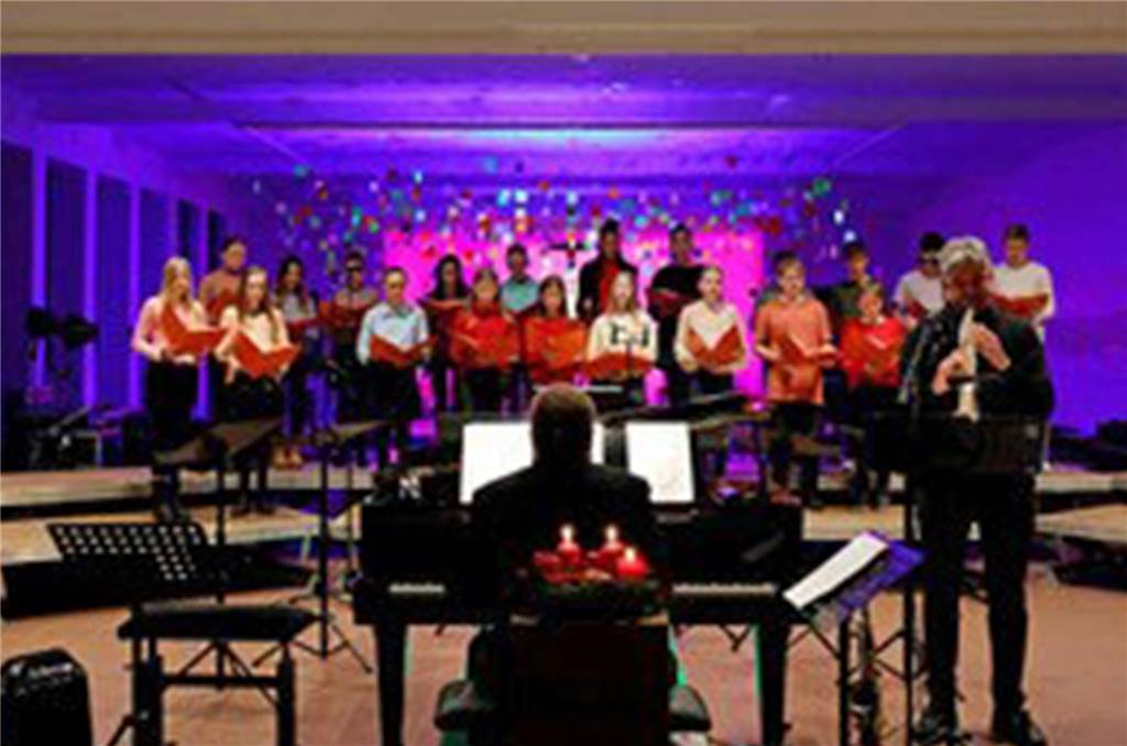 Christophorus-Gymnasium: Konzert hilft ukrainischen Kindern in Not Musiklehrer Martin Henning begleitete am Klavier die Darbietungen.