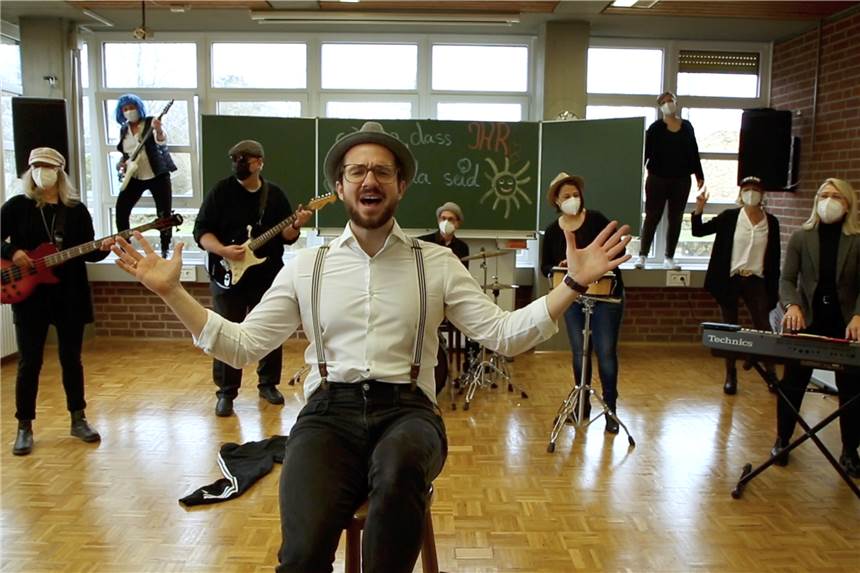 Lehrer nehmen Song auf: „Wir ham‘ euch sehr vermisst, nur am PC ist Mist“ Musiklehrer Tobias Rudolf (v.) hat einen schulinternen Song aufgenommen. Die Band "InziDANCE" besteht aus folgenden Lehrern: Petra Seipelt (Bass; v.l.n.r.), Sonja Giebing (Bass), 1. Konrektor, Thomas Sohn (Solo-Gitarre), Musik- und Sportlehrer, Tobias Rudolf (Gesang + Text), Schulleiter, Frank Cremer (Schlagzeug), Sekretärin, Julia Schrief (Bongos), Nina Buthe (Schilder), Sekretärin, Andrea Albers (Schilder). 2. Konrektorin, Christiane Bloch (Keyboard)