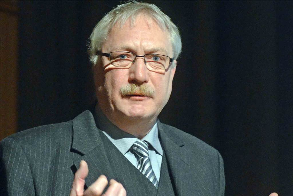 Musikschule Lünen bietet Schülern Unterricht per Mail und Internet-Konferenz an Musikschulleiter Frank Fischer arbeitet mit seinen Kollegen daran, dass Schüler auch in der Coronakrise üben können.