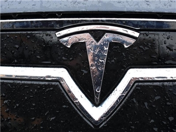 Musk versucht mit dem Model 3 eine drastische Aufstockung der Produktion: Im gesamten vergangenen Jahr baute Tesla rund 84 000 Autos. Foto: Jens Wolf