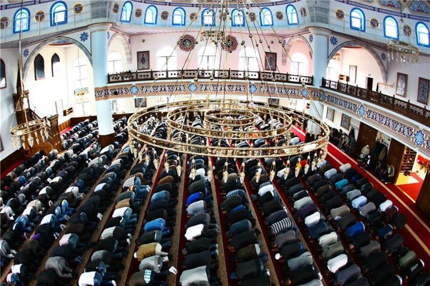 Muslime beten in der Merkez-Moschee in Duisburg. Foto: Oliver Berg/Archiv