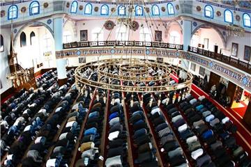 Muslime beten in der Merkez-Moschee in Duisburg. Foto: Oliver Berg/Archiv