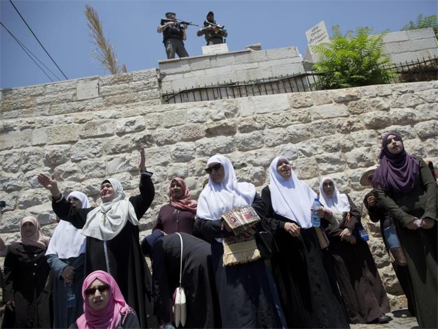 Schwere Zusammenstöße auf dem Tempelberg trotz Einigung Muslimische Frauen beten auf dem Tempelberg in der Altstadt Jerusalems. Foto: Oded Balilty