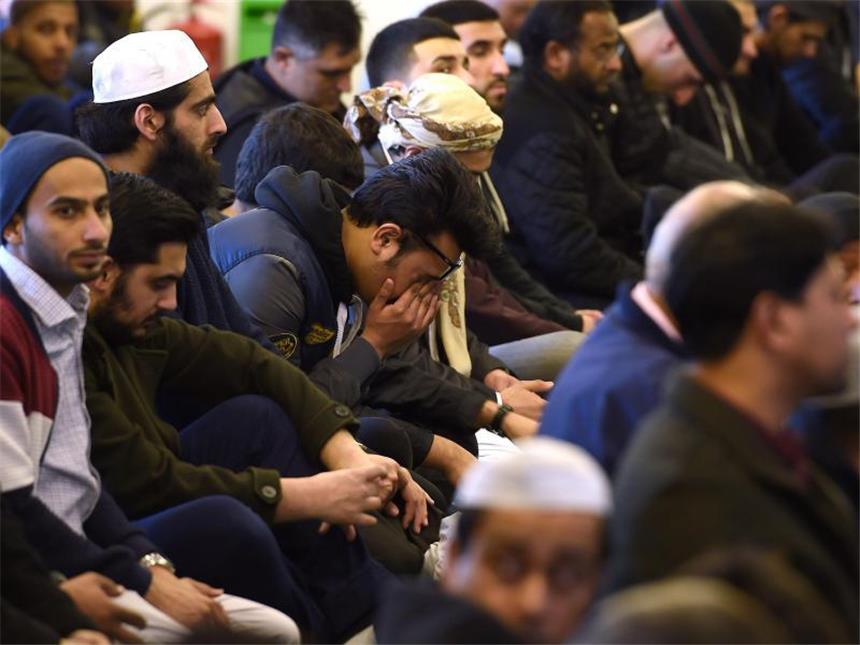 London: Fast alle Festgenommenen wieder frei Muslimische Männer beten in der Zentral-Moschee in Birmingham für die Terroropfer von London. Foto: Joe Giddens