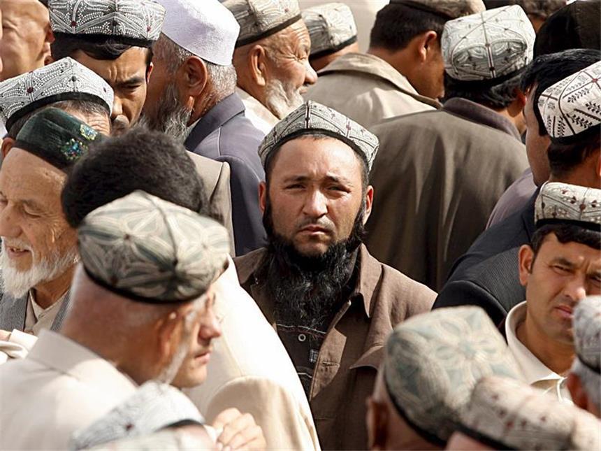 Tote bei Zusammenstößen in chinesischer Unruheregion Muslimische Uiguren nach dem Verlassen einer Moschee in Kaschgar. Foto: Michael Reynolds