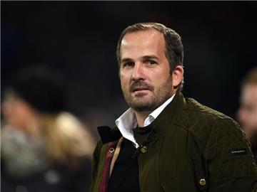 Muss beim Schwaben-Derby ohne Kapitän Daniel Baier auskommen: Augsburg-Trainer Manuel Baum. Foto: Andreas Gebert