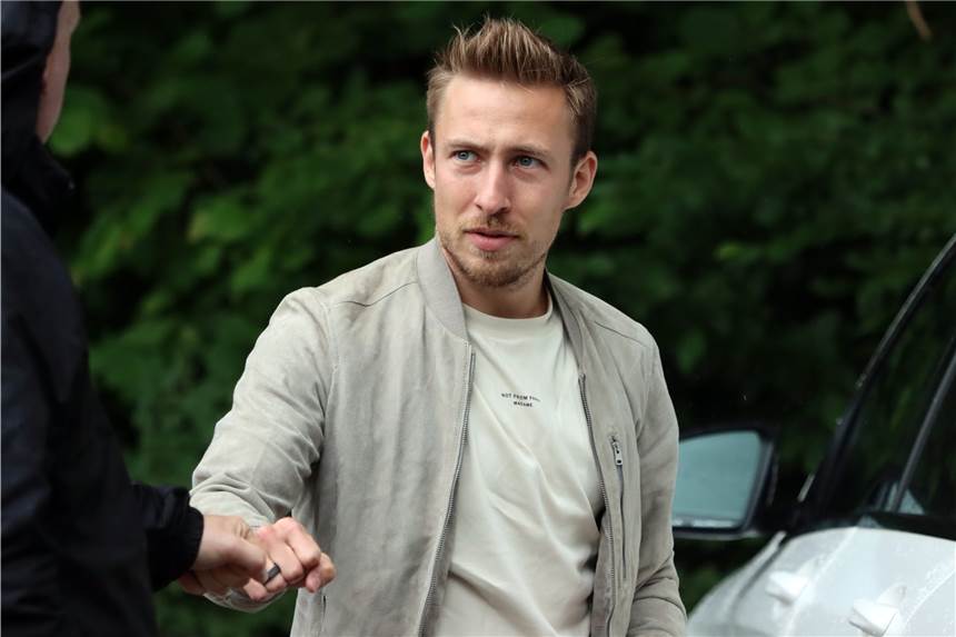 Passlack muss pausieren - BVB-Routinier Schmelzer ist wieder am Ball Muss derzeit pausieren: BVB-Allrounder Felix Passlack.