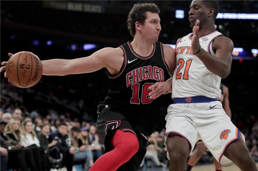 NBA-Profi Zipser muss Chicago Bulls verlassen Muss die Chicago Bulls verlassen: Paul Zipser (l) im Duell mit Damyean Dotson von den New York Knicks. Foto: Julie Jacobson/AP