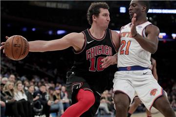 Muss die Chicago Bulls verlassen: Paul Zipser (l) im Duell mit Damyean Dotson von den New York Knicks. Foto: Julie Jacobson/AP