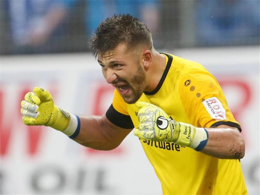 Muss die Torwarthandschuhe ein paar Wochen auslassen: Darmstadt-Keeper Daniel Heuer Fernandes. Foto: Thomas Frey