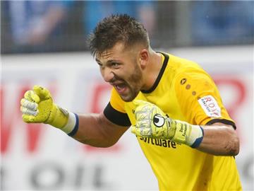 Muss die Torwarthandschuhe ein paar Wochen auslassen: Darmstadt-Keeper Daniel Heuer Fernandes. Foto: Thomas Frey