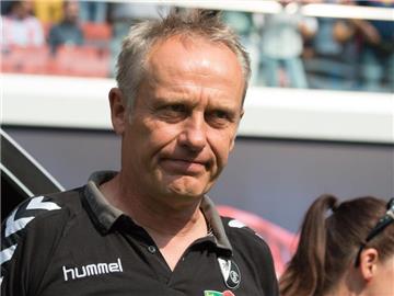Muss gegen den BVB seine Startformation umstellen: Freiburg-Coach Christian Streich. Foto: Sebastian Kahnert