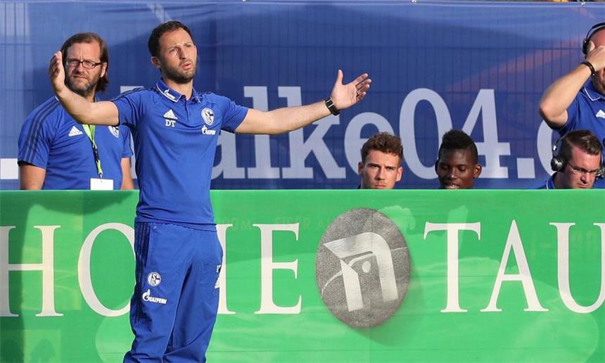 Domenico Tedesco steht vor harten Entscheidungen Muss harte Entscheidungen treffen: Schalke-Trainer Domenico Tedesco.