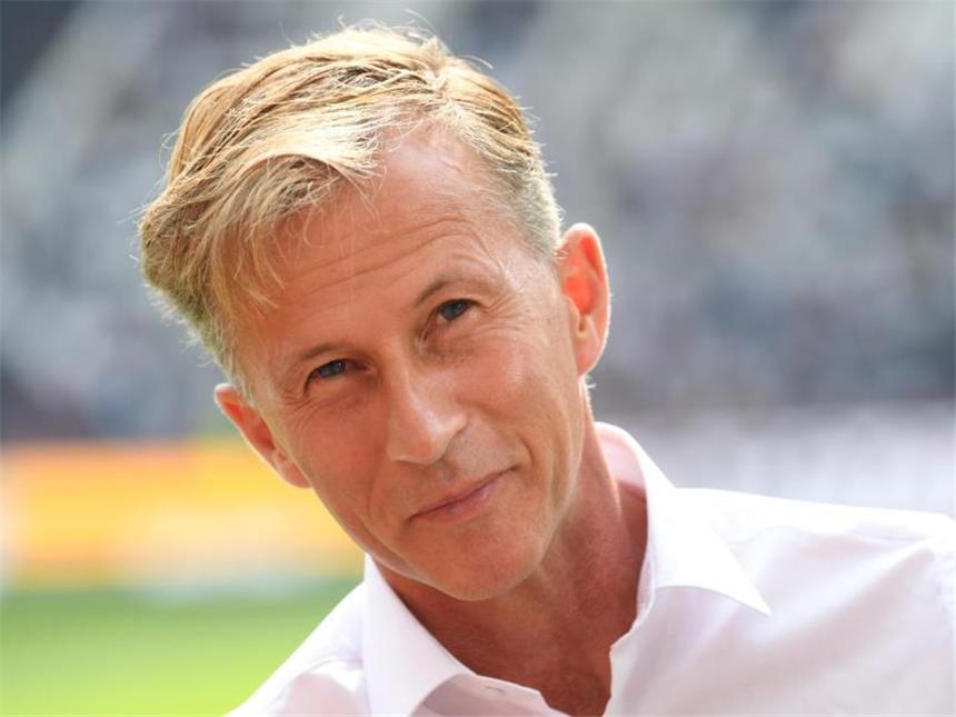 VfL Wolfsburg mit Personalsorgen gegen Hannover 96 Muss im Derby gegen Hannover 96 Umstellungen in der Abwehr vornehmen: Wolfsburgs Trainer Andries Jonker. Foto: Arne Dedert