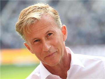 Muss im Derby gegen Hannover 96 Umstellungen in der Abwehr vornehmen: Wolfsburgs Trainer Andries Jonker. Foto: Arne Dedert