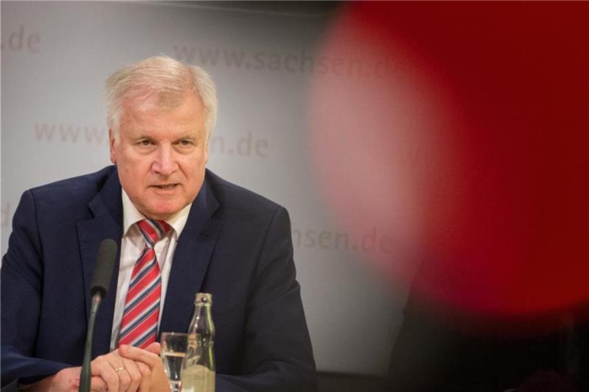 Bamf-Affäre: Seehofer entschuldigt sich bei der Bevölkerung Muss in der Bamf-Äffäre um unrechtmäßig ausgestellte Asylbescheide im Innenausschuss zum Rapport: Bundesinnenminister Horst Seehofer. Foto: Monika Skolimowska