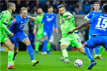 Muss mit Schalke in Nürnberg unbedingt punkten: Stürmer Guido Burgstaller beim Torschussversuch.