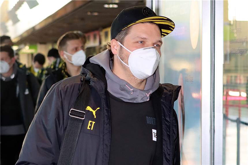 Personeller Tiefschlag: Mit diesem Kader fliegt der BVB nach München Muss seine Startelf umbauen: BVB-Trainer Edin Terzic.