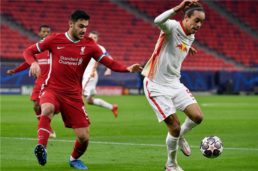 Von wegen Urlaub: Zahlreiche Schalker sind international im Einsatz Muss seinen Urlaub verschieben: Schalkes Verteidiger Ozan Kabak (l., hier im Trikot des FC Liverpool gegen Yussuf Poulsen von RB Leipzig) gehört zum EM-Kader der Türkei.