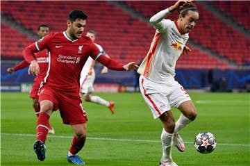 Muss seinen Urlaub verschieben: Schalkes Verteidiger Ozan Kabak (l., hier im Trikot des FC Liverpool gegen Yussuf Poulsen von RB Leipzig) gehört zum EM-Kader der Türkei.