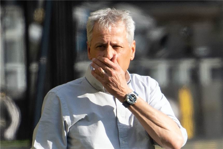 BVB-Coach Lucien Favre in der Kritik – er bekommt auch Rückendeckung Muss sich mal wieder eine Diskussion gefallen lassen: BVB-Trainer Lucien Favre.