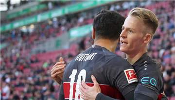 Muss sich mit dem VfB Stuttgart im Abstiegskampf beweisen: Ex-BVB-Spieler Chris Führich (r.).