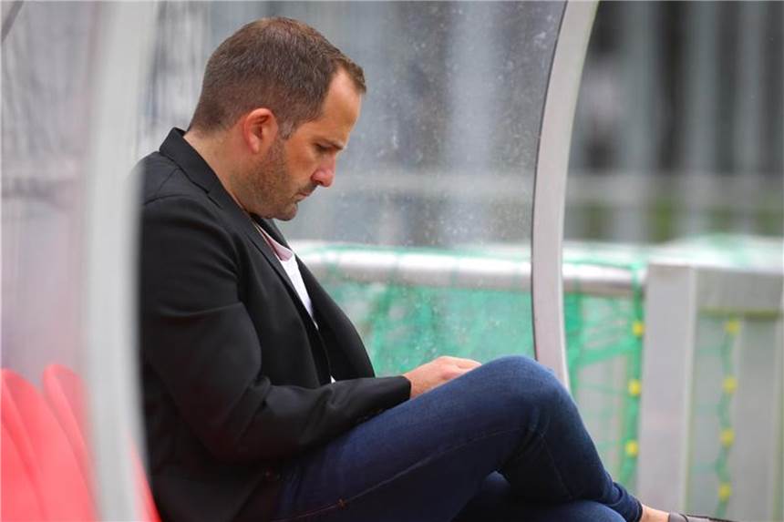 Augsburg-Coach Baum: „Die Verletztengeschichte nervt“ Muss sich mit Personalsorgen rumplagen: Augsburg-Coach Manuel Baum. Foto: Karl-Josef Hildenbrand