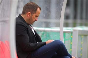 Muss sich mit Personalsorgen rumplagen: Augsburg-Coach Manuel Baum. Foto: Karl-Josef Hildenbrand