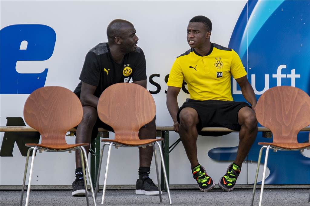 BVB-Turnier in Duisburg: Personal, TV-Übertragung, Zuschauer Muss sich noch gedulden: Youssoufa Moukoko (r.).