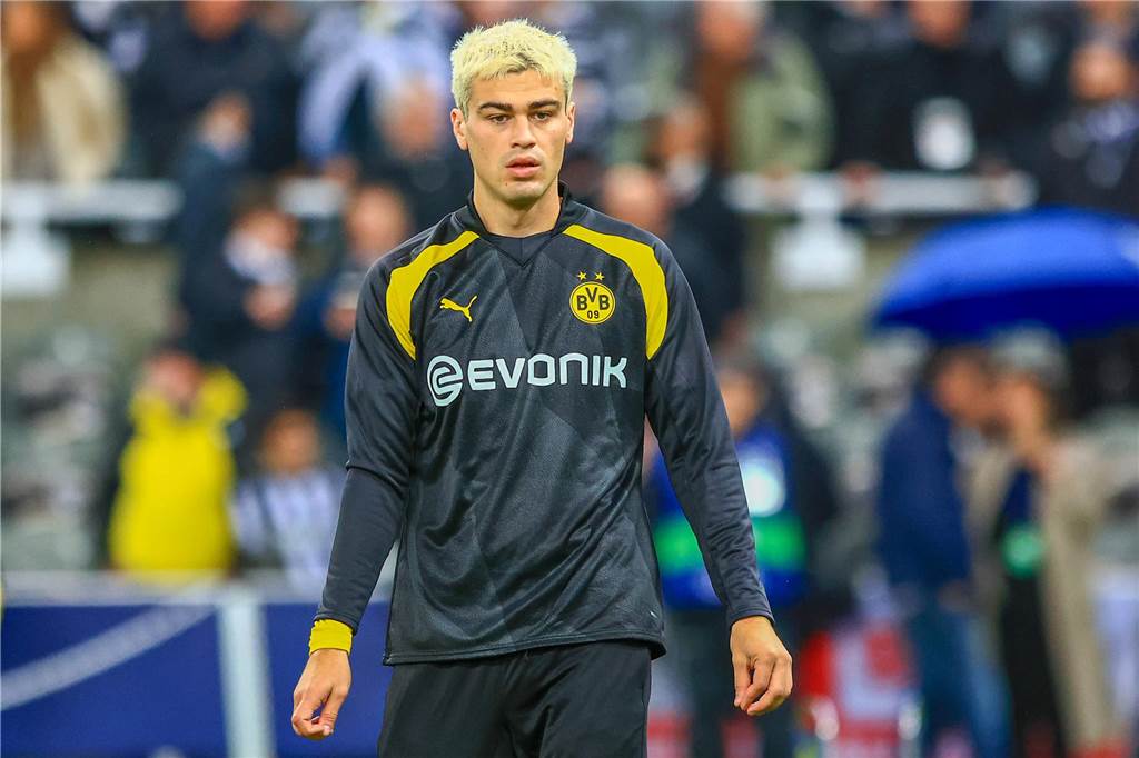 Giovanni Reyna schaut nach vorne.