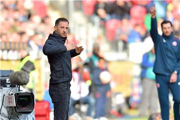 Muss um seinen Job als Schalke-Trainer zittern: Domenico Tedesco (l.).