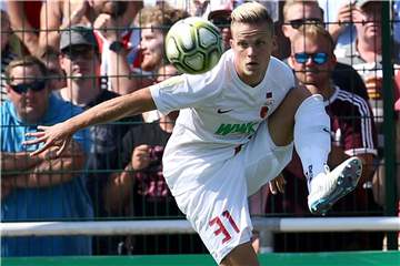 Muss weiter auf eine Einladung von Bundestrainer Joachim Löw warten: Philipp Max vom FC Augsburg. Foto: Hasan Bratic