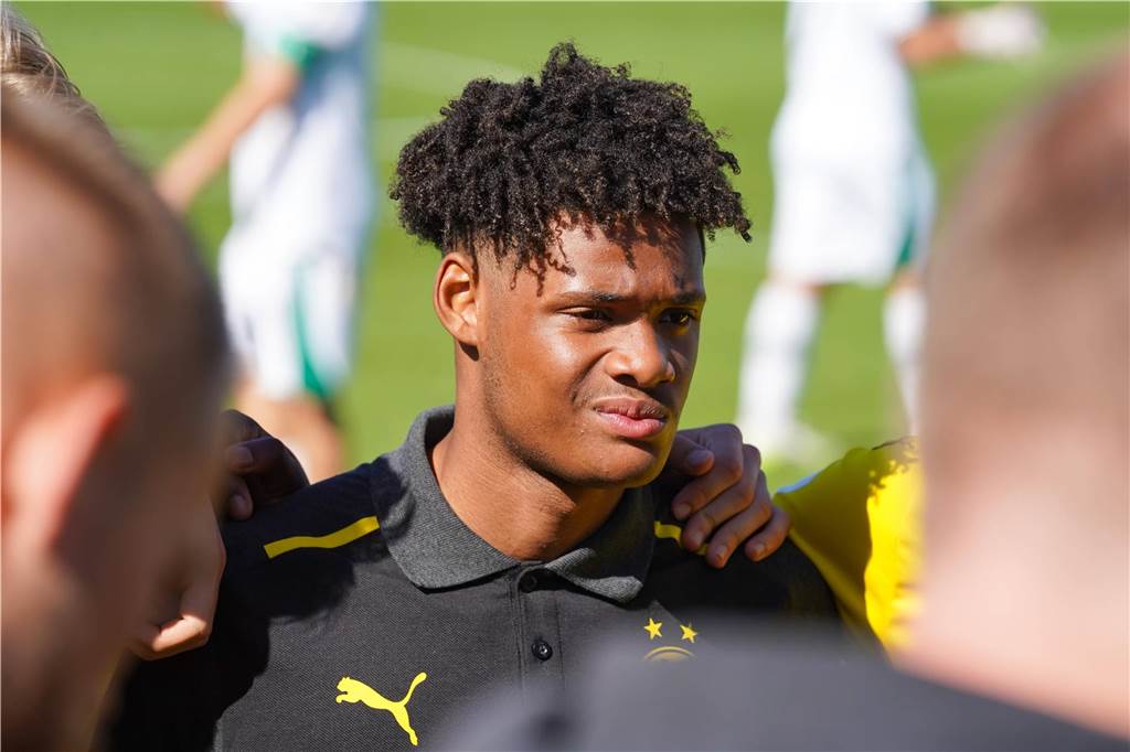 Großes personelles BVB-Fragezeichen vor Stuttgart-Spiel: Neuigkeiten bei Haller, Duranville und Morey Julien Duranville steht neben seinen Mitspielern.