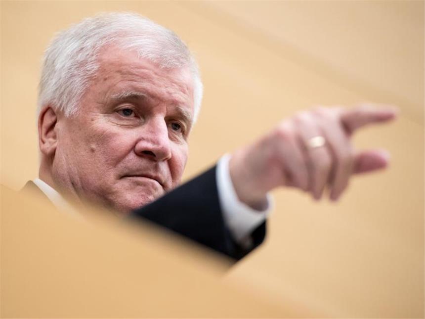 Muss zeigen, wo es langgeht: Der bayerische Ministerpräsident Horst Seehofer (CSU) hätte derzeit keine absolute Mehrheit in Bayern. Foto: Sven Hoppe