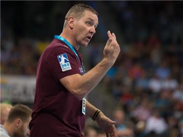 Musste an seinem 58. Geburtstag mit dem THW Kiel eine Heimniederlage hinnehmen: Trainer Alfred Gislason. Foto: Deniz Calagan