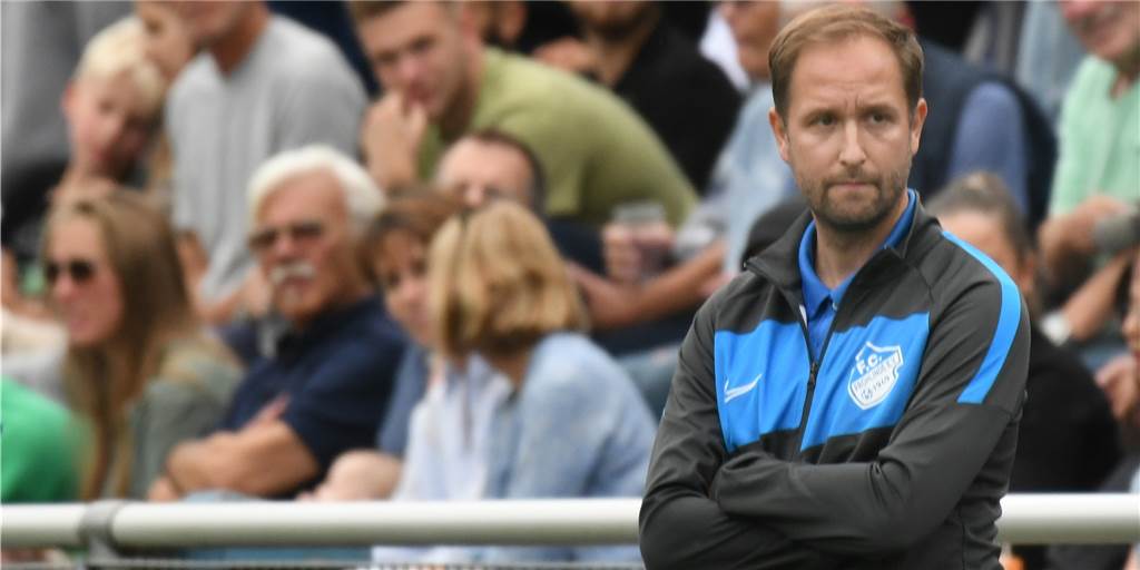 FC Frohlinde: Trainer hilft mit beim ersten Sieg nach dem Landesliga-Abstieg Musste erneut selbst spielen: Frohlindes Trainer Sascha Rammel kam in der 57. Minute in Bochum.