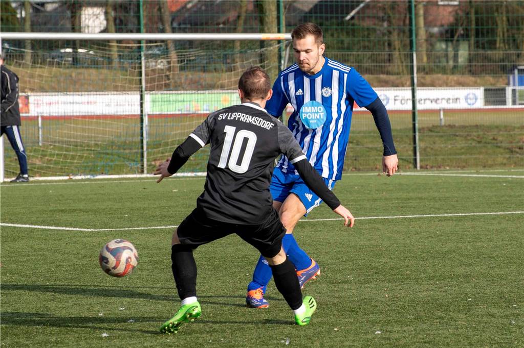 Luca Weber am Ball