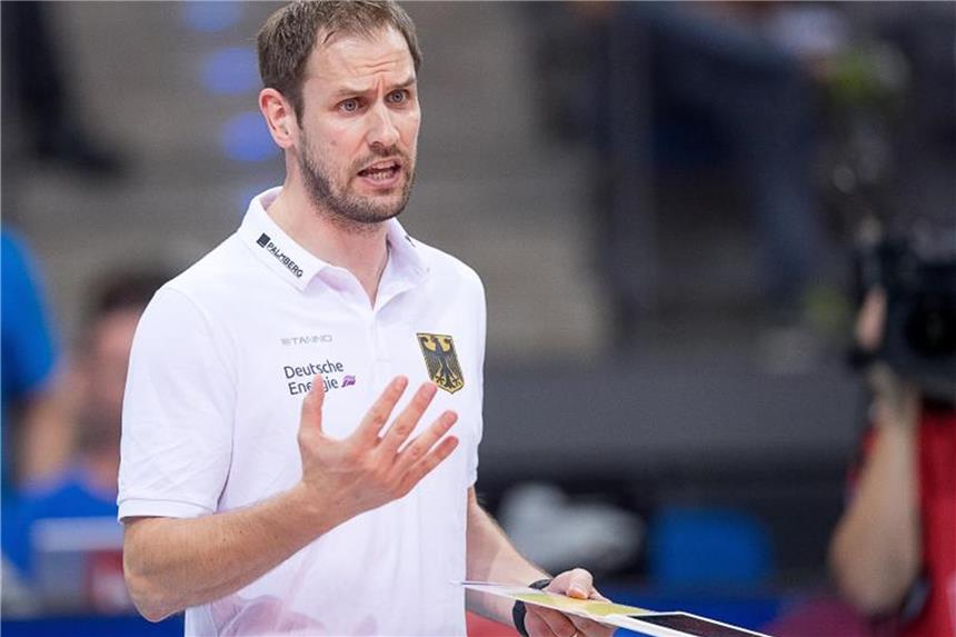 Musste mit den deutschen Volleyballerinnen auch gegen die Türkei eine Niederlage hinnehmen: Bundestrainer Felix Koslowski. Foto: Sebastian Gollnow