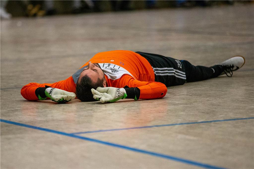 Freigabe für BSV-Wintercup: VfL Kamen lässt Ex-Keeper vorzeitig für Konkurrenten spielen Oktay Düzgün liegt auf dem Hallenboden.