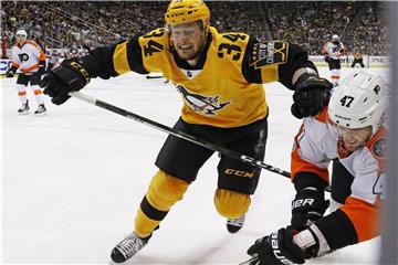 Musste sich mit Pittsburgh in Washington geschlagen geben: Tom Kühnhackl. Foto: Gene J. Puskar/AP/dpa