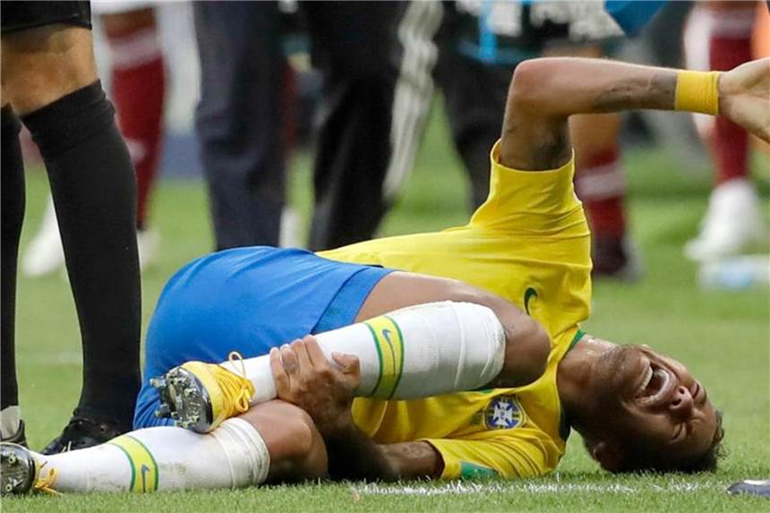 Neymar zu seinen Schwalben: „Manchmal übertreibe ich“ Musste sich wegen seiner Schauspielerein einige Kritik gefallen lassen: Neymar. Foto: Andre Penner/AP