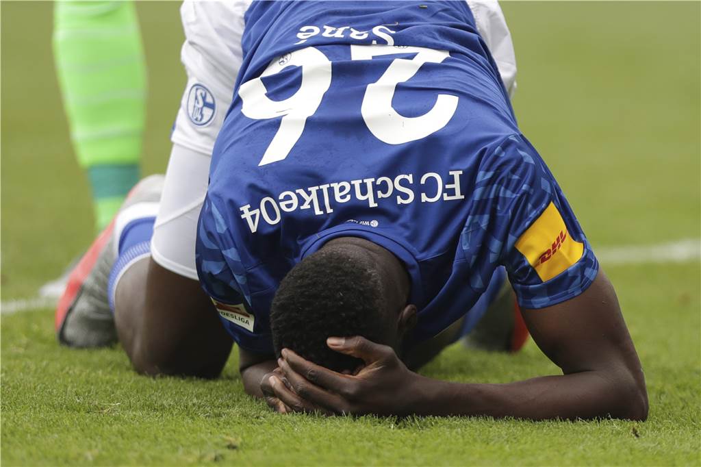 Jonjoe Kenny trifft, Alexander Nübel hält das Remis fest Musste viel einstecken: Salif Sané.