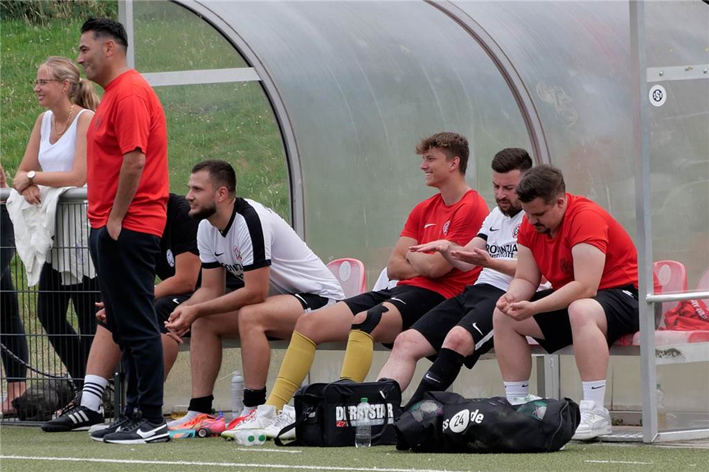 Viele Urlauber, viele Verletzte - SSV Mühlhausens Trainer muss improvisieren: „Tut mir einfach weh“ Mustafa Akdeniz (2.v.r.) und Justin Braun (4.v.r.) mussten gegen den TuS Wiescherhöfen verletzt ausgewechselt werden.
