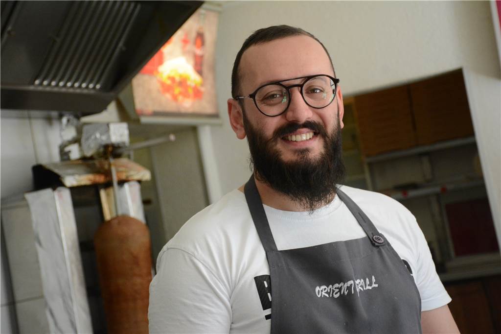 Frittenfett-Preise explodieren – und machen den Imbiss-Betreibern Sorgen Mustafa Burak Gür vom Orient-Grill will die gestiegenen Einkaufspreise an seine Kunden weitergeben.