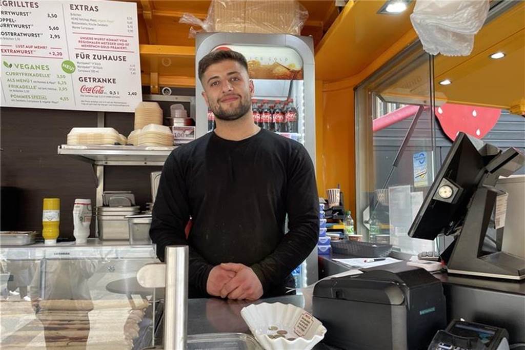 Nach Aufregung um Currywurst-Pommes-Mayo für 9 Euro: Es geht noch teurer Mustafa Wolkan vom Currywurst-Stand „Böckels Beste“ in Dortmund: Bei ihm kostet die CPM am wenigsten in unserer Stichprobe.