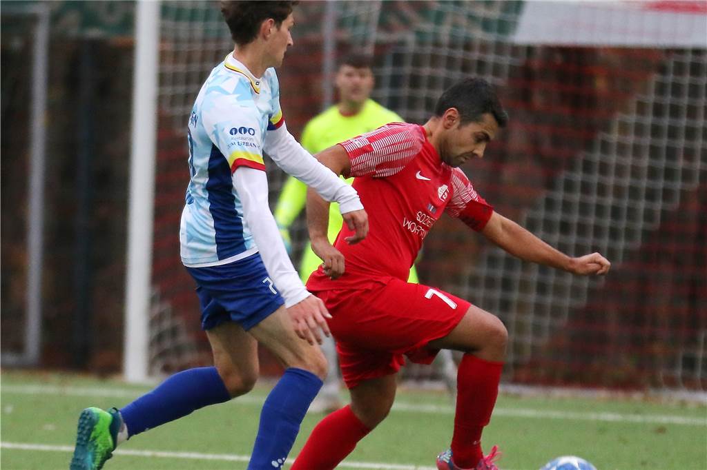 Türkspor Dortmund gewinnt Tauziehen um Offensivmann: Dazu schnürt der Klub ein Überraschungspaket Mustafa Yüksel (r.) wechselt zu Türkspor Dortmund - als Spieler.