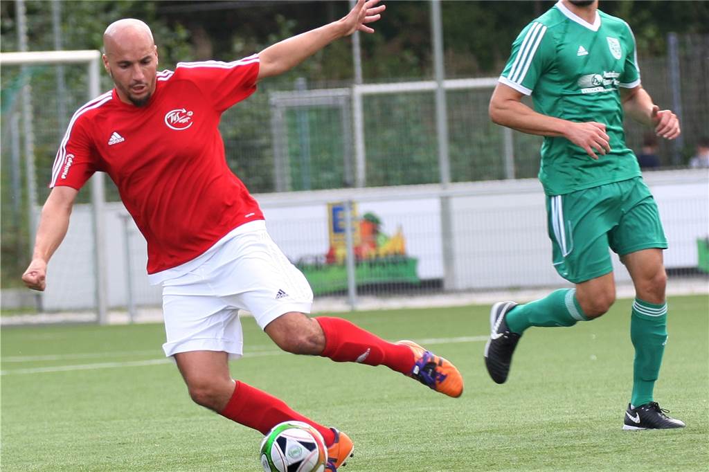 Fast 40-Jähriger Spieler blüht als Stürmer auf - weil er „Finger nicht von Schoko lassen kann“ Mustapha Hamdaoui von TuS Hannibal hat schon fast jede Position gespielt.